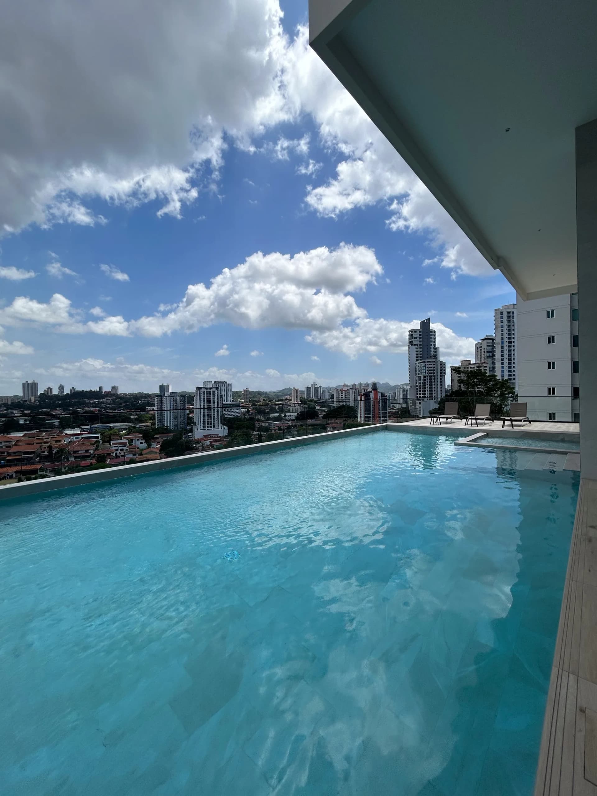 Piscina — amenidad de PH Balcony