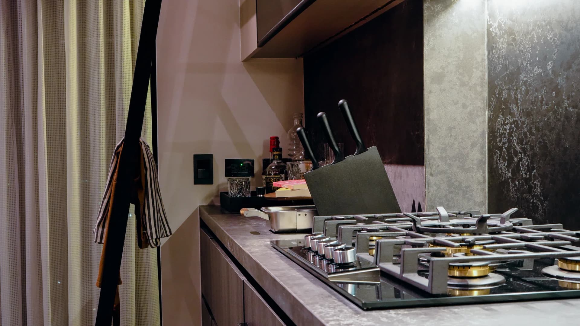 Detalle de cocina con isla en un apartamento de PH Dovle Cincuentenario