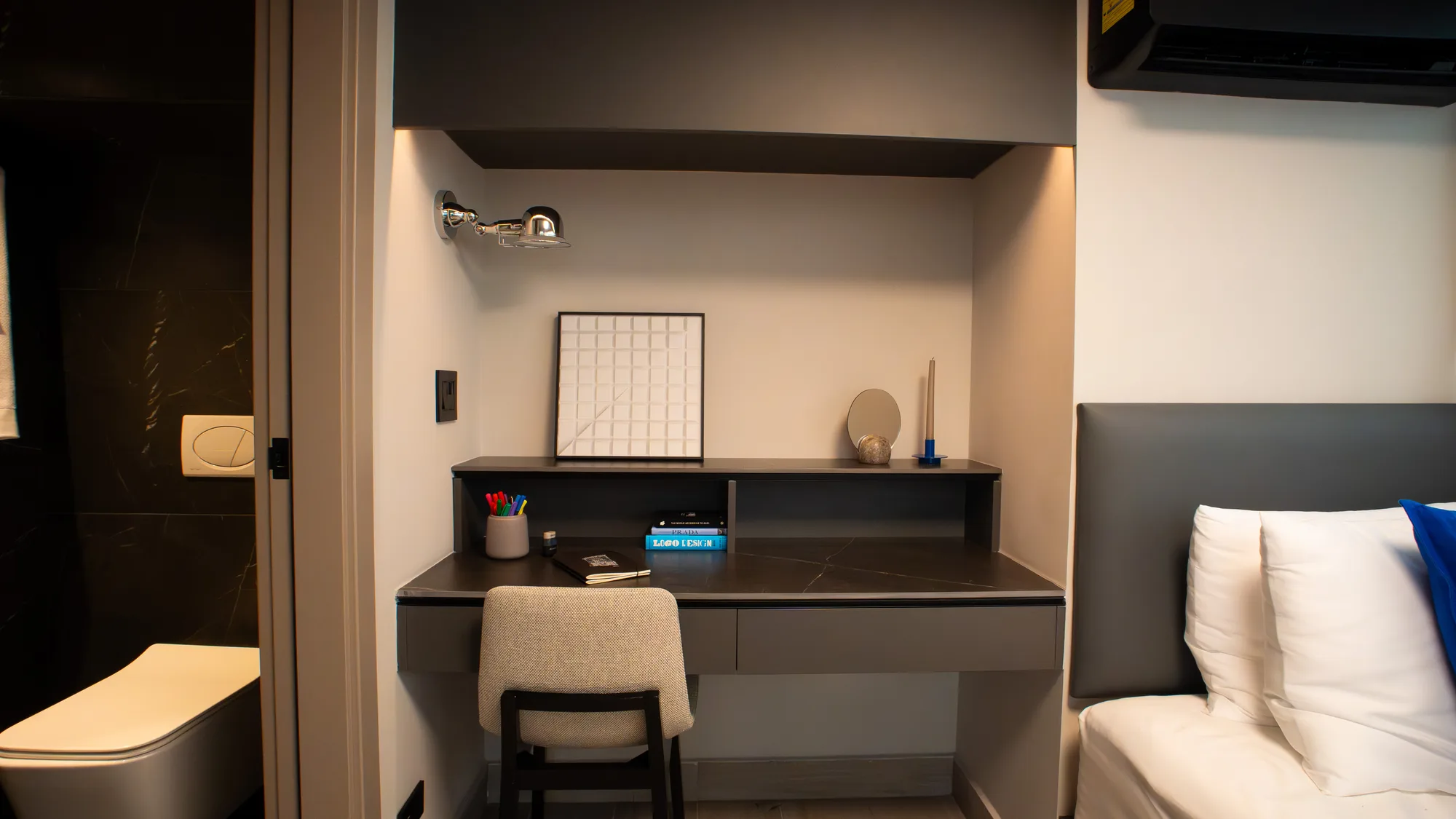 Rincón de estudio integrado en un apartamento de PH Dovle Cincuentenario