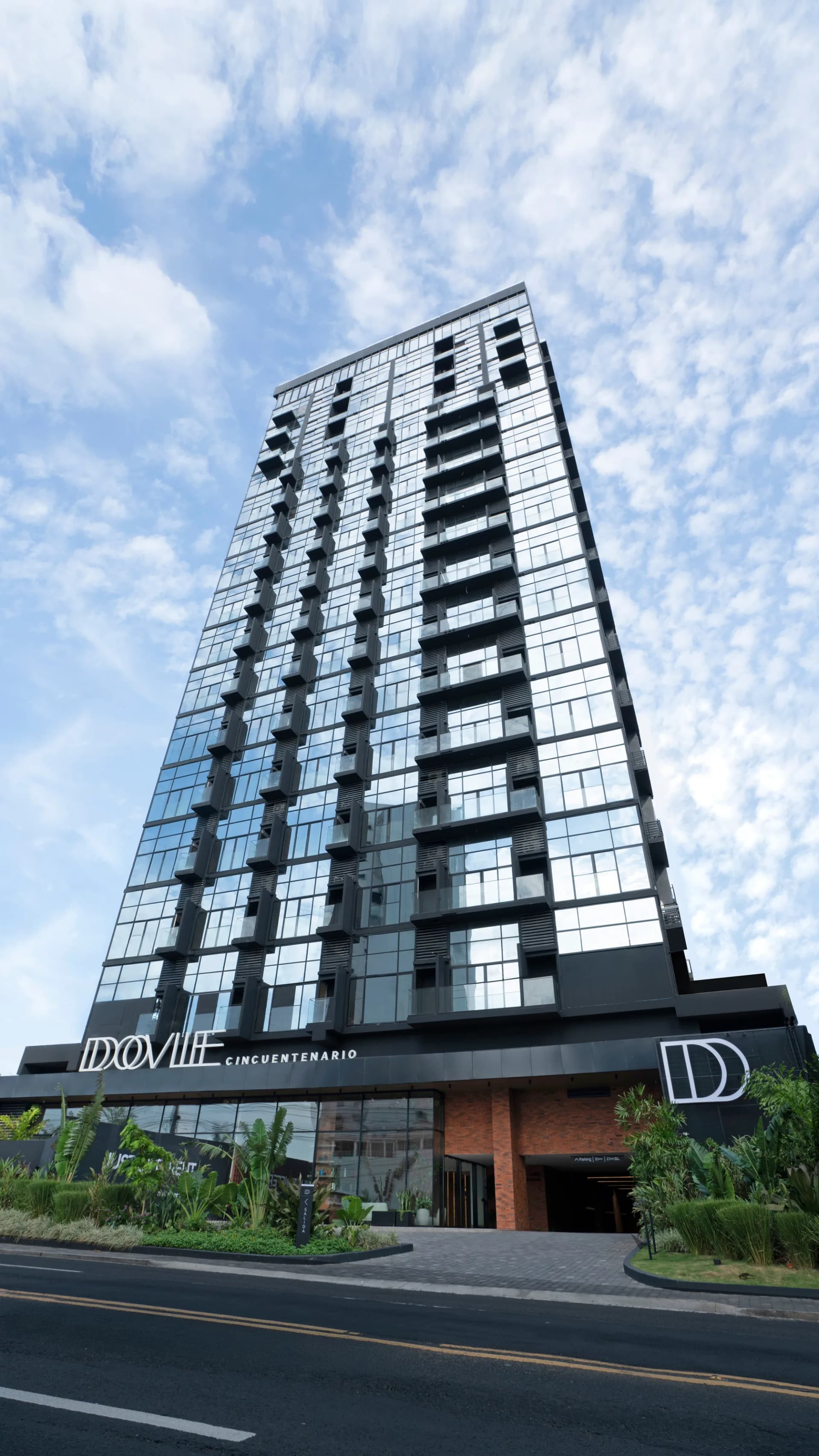 Entrada y lobby residencial de PH Dovle Cincuentenario