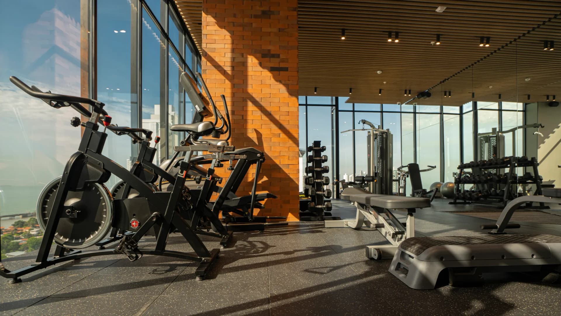 Gimnasio completamente equipado con vista panorámica en PH Dovle Cincuentenario