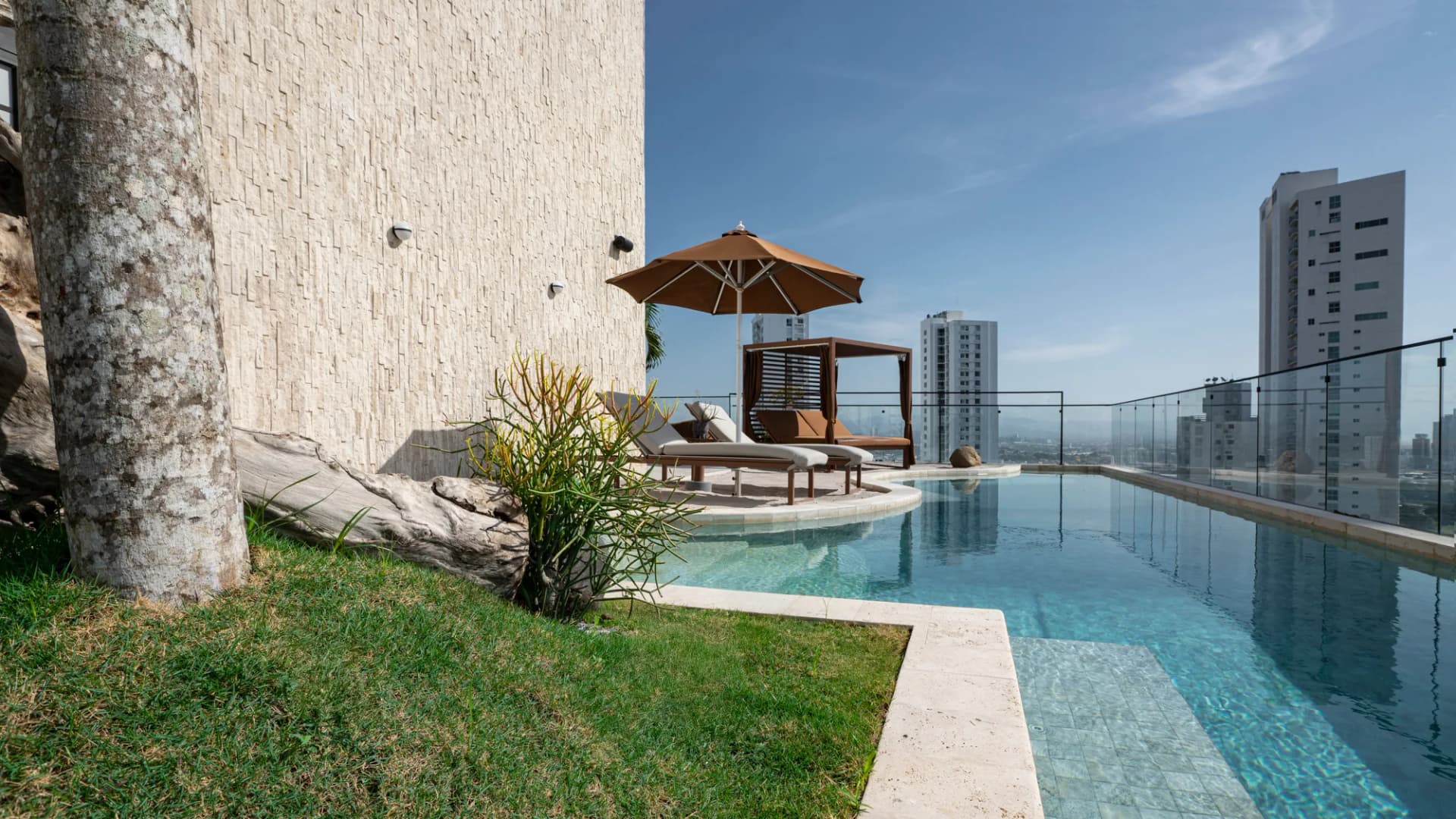 The Beach Pool con camastros y vista a la ciudad en PH Dovle Cincuentenario