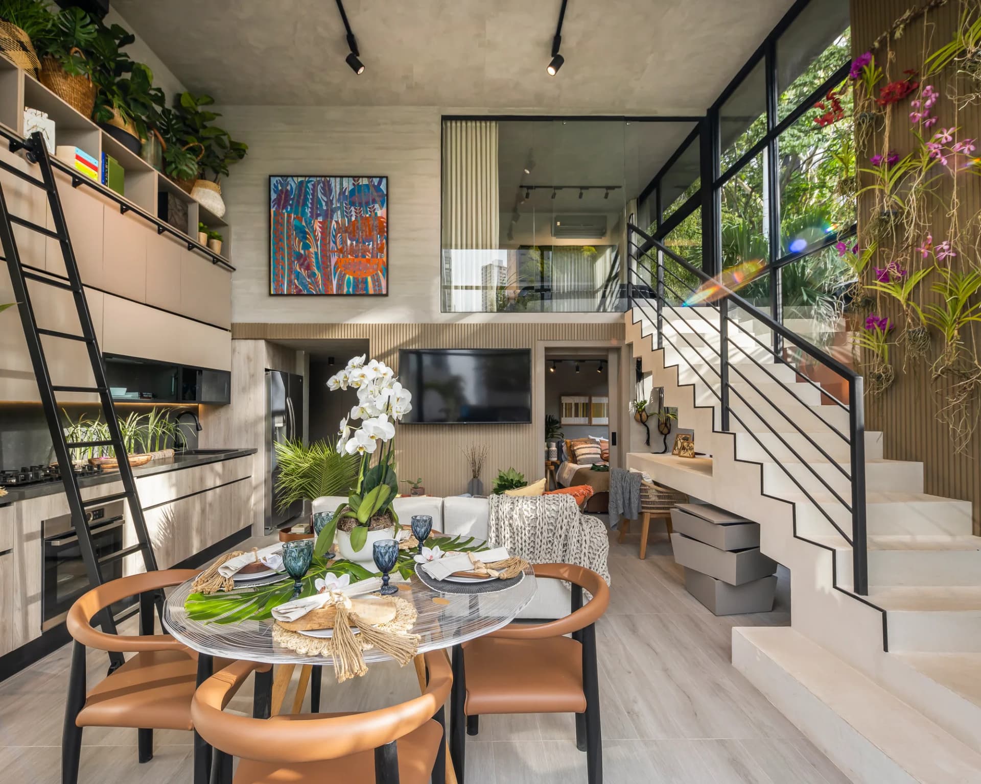 Comedor y sala con vista a la escalera en un apartamento DOVLE SELVA