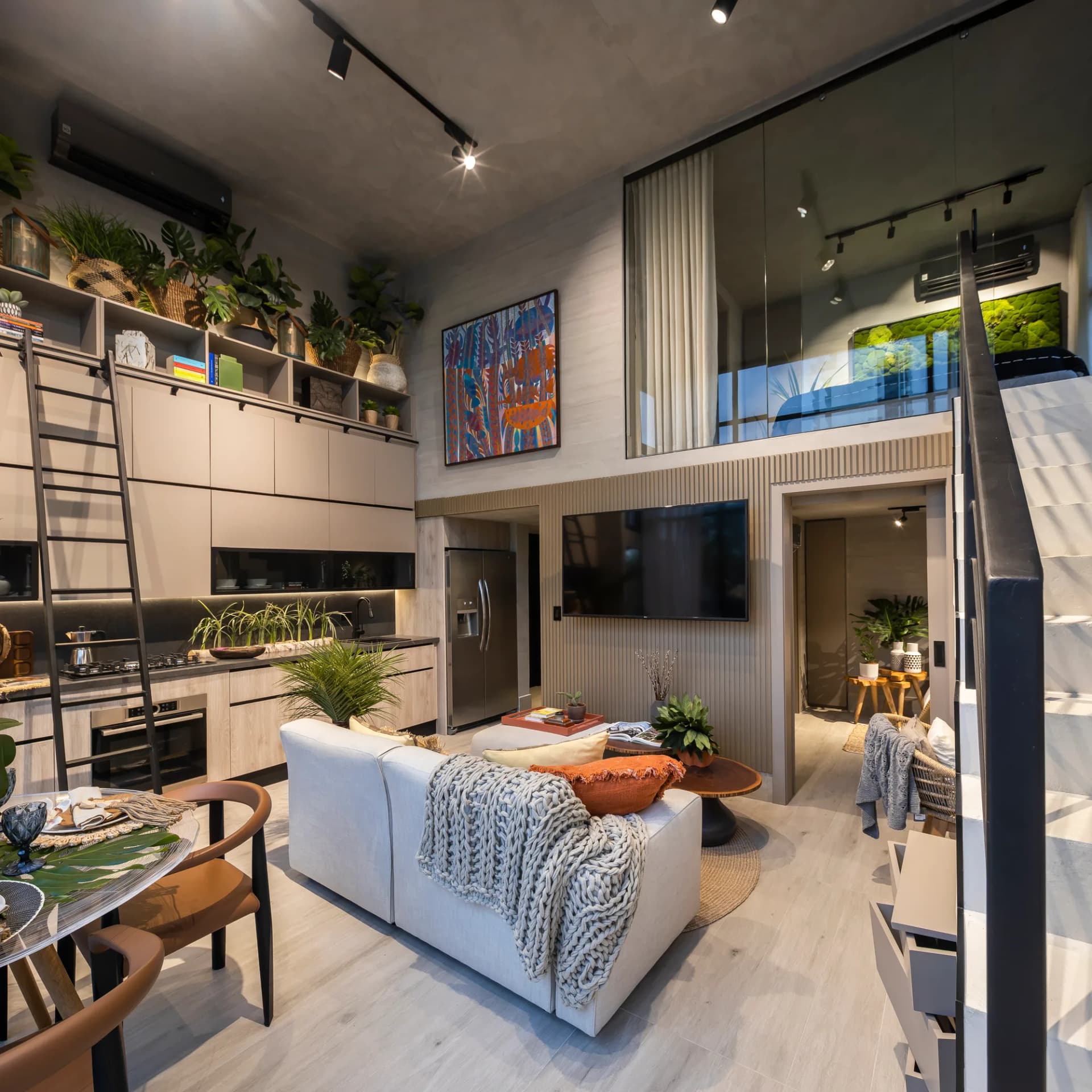 Sala, cocina y mezzanine en un apartamento de DOVLE SELVA