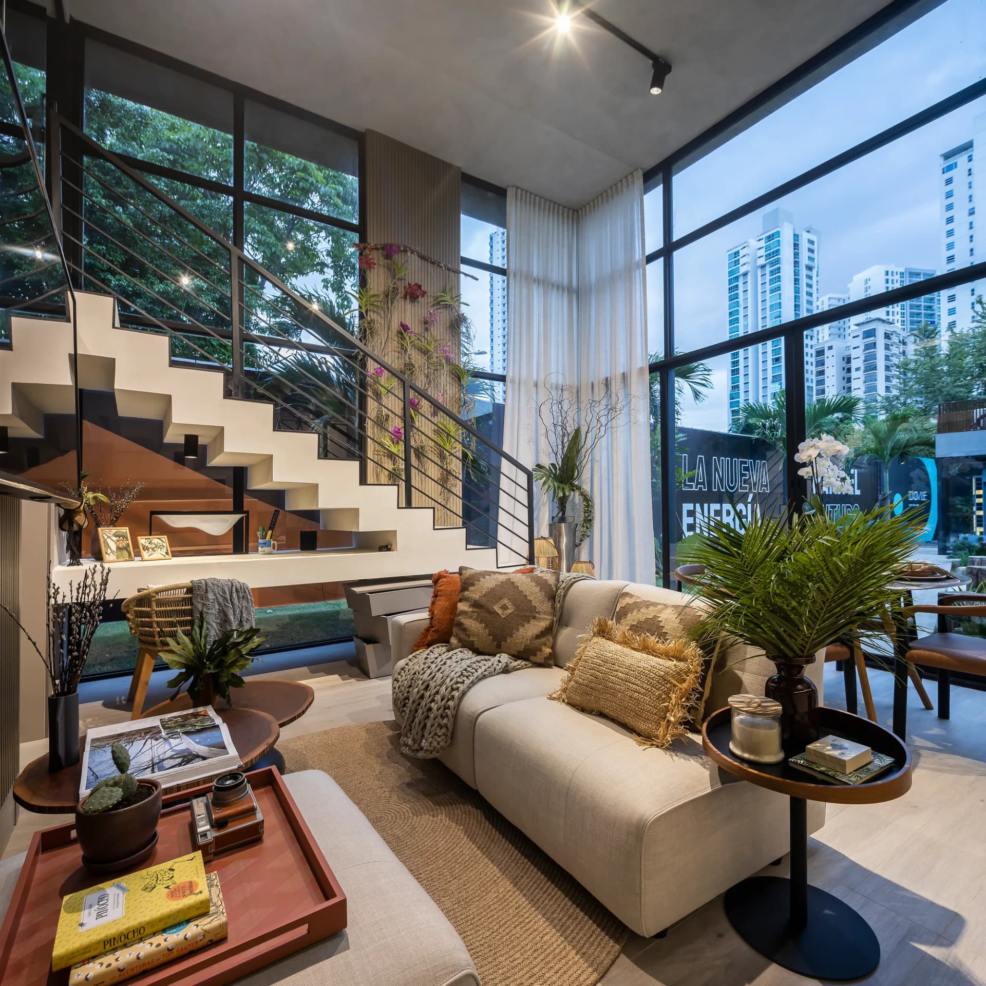 Sala de estar con escalera y muro verde en DOVLE SELVA