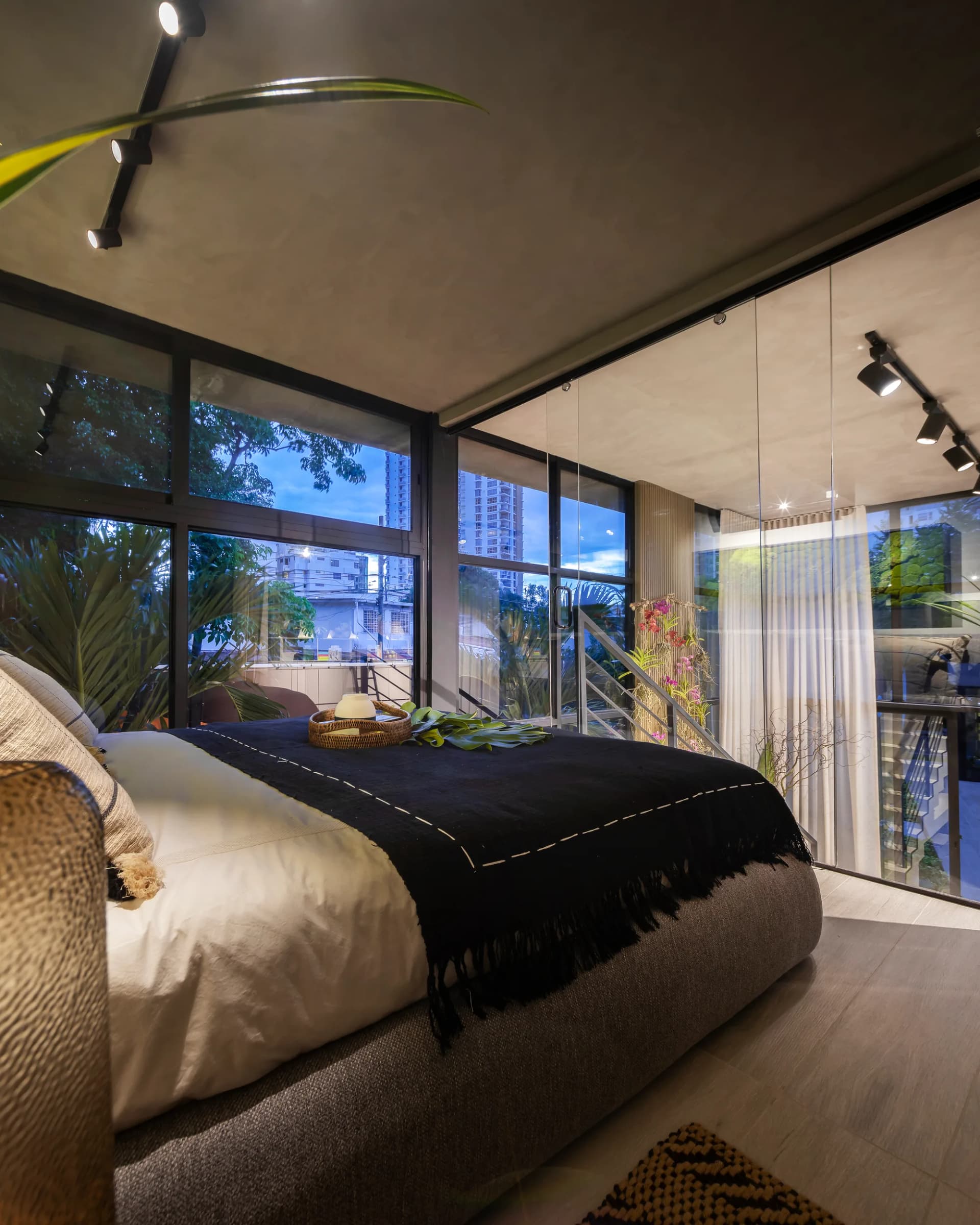 Habitación principal con vista nocturna a la ciudad en DOVLE SELVA