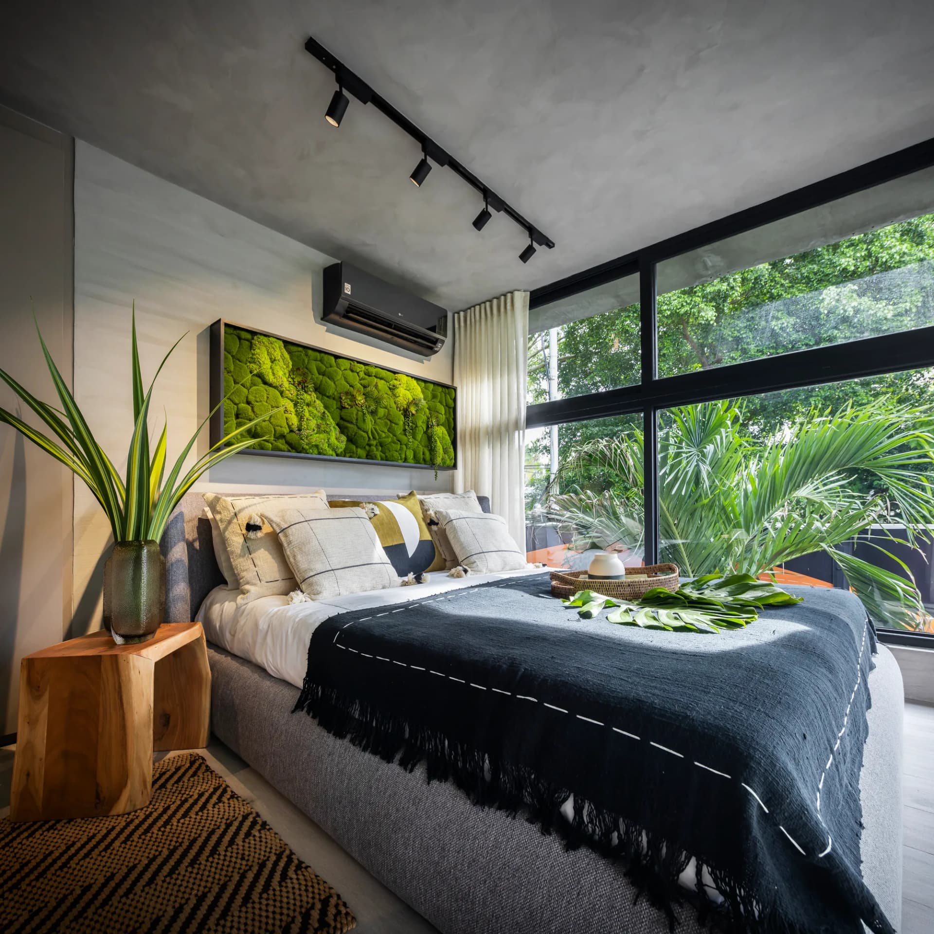 Habitación con jardín vertical y vista a la naturaleza en DOVLE SELVA