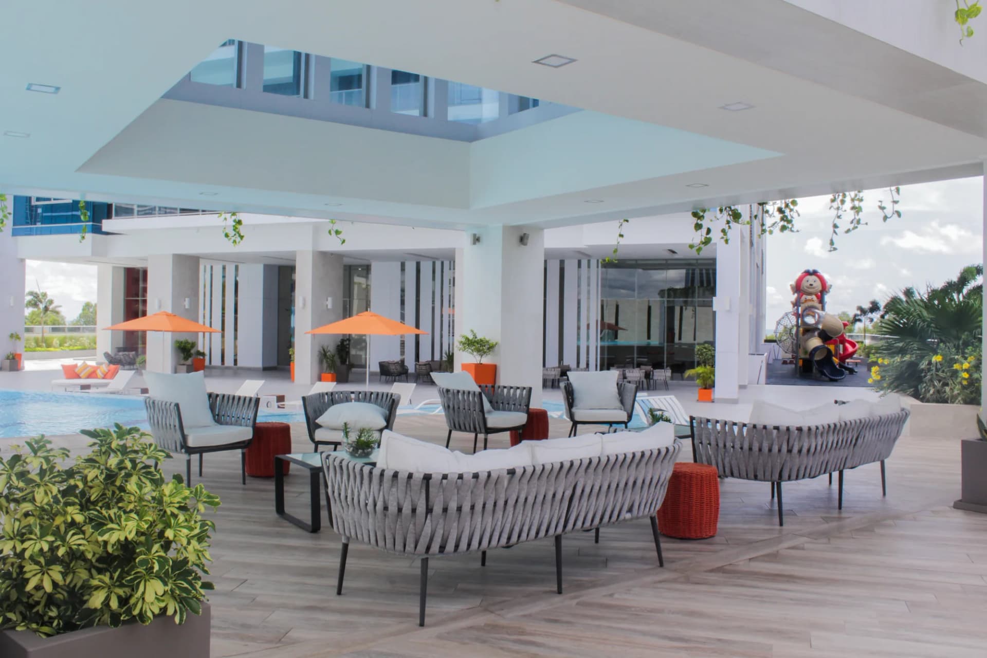Gazebo y lounge junto a la piscina en REGALIA