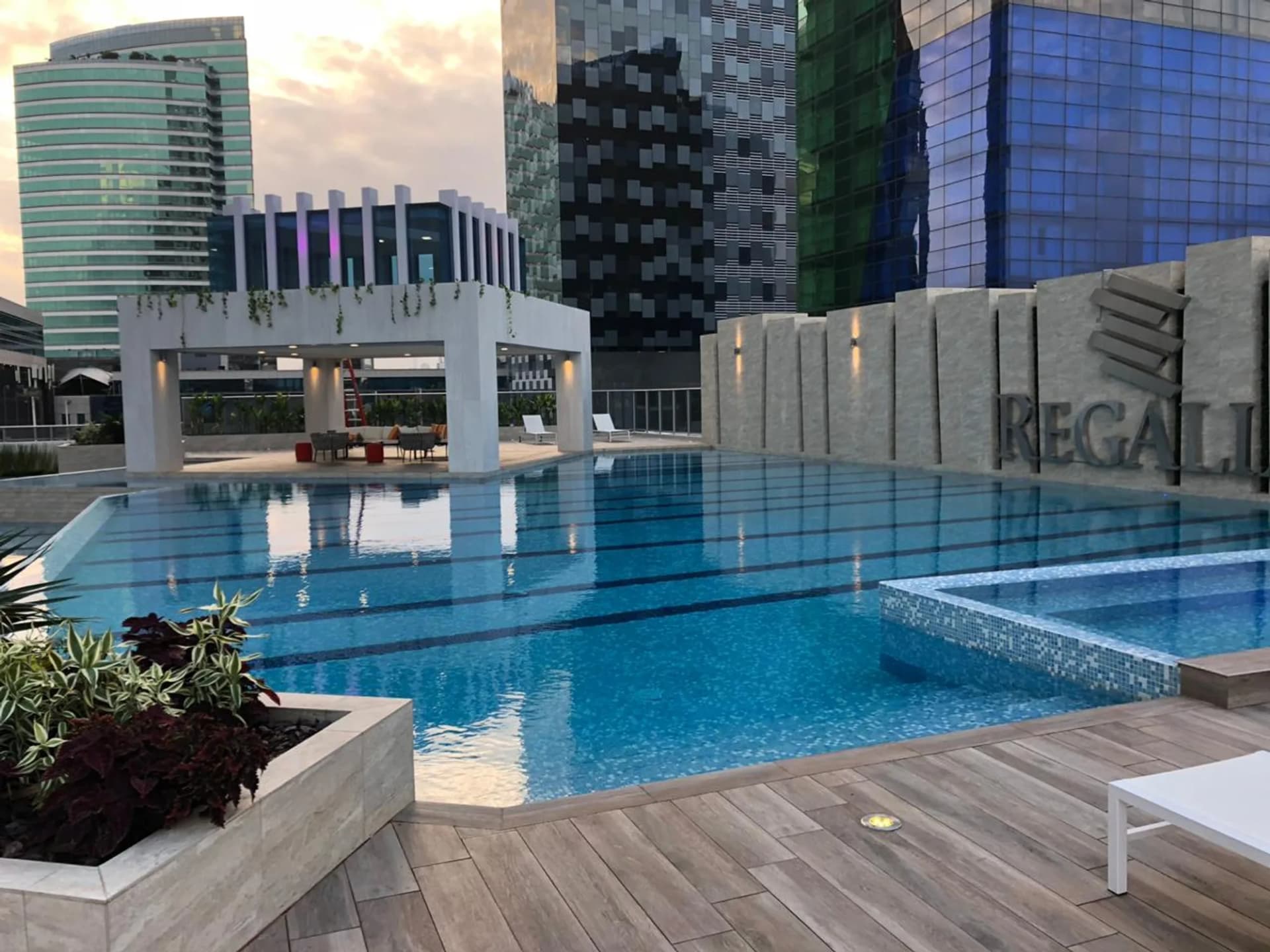 Piscina para adultos de REGALIA con letrero del proyecto