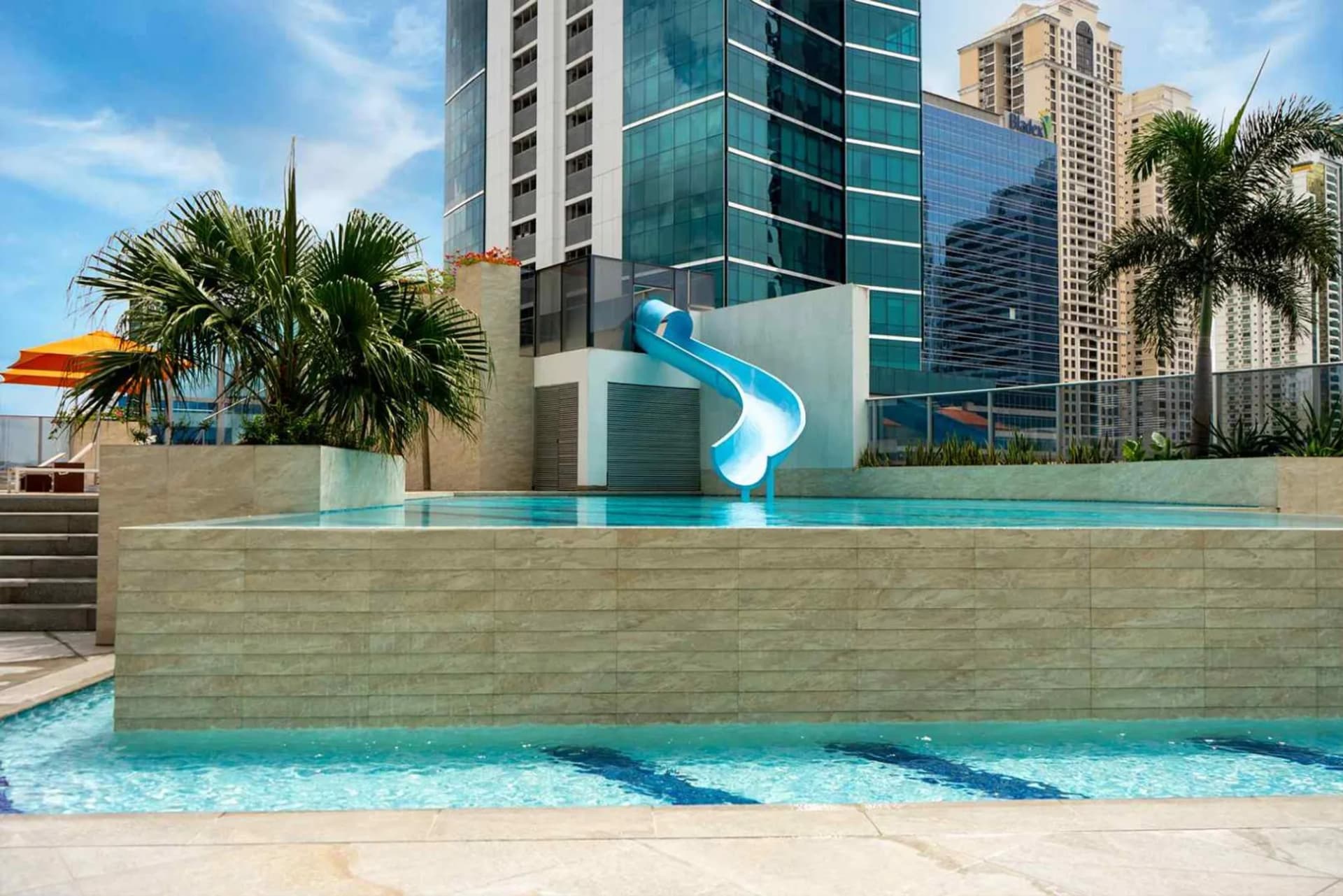 Piscina con tobogán de REGALIA y vista a las torres de Costa del Este