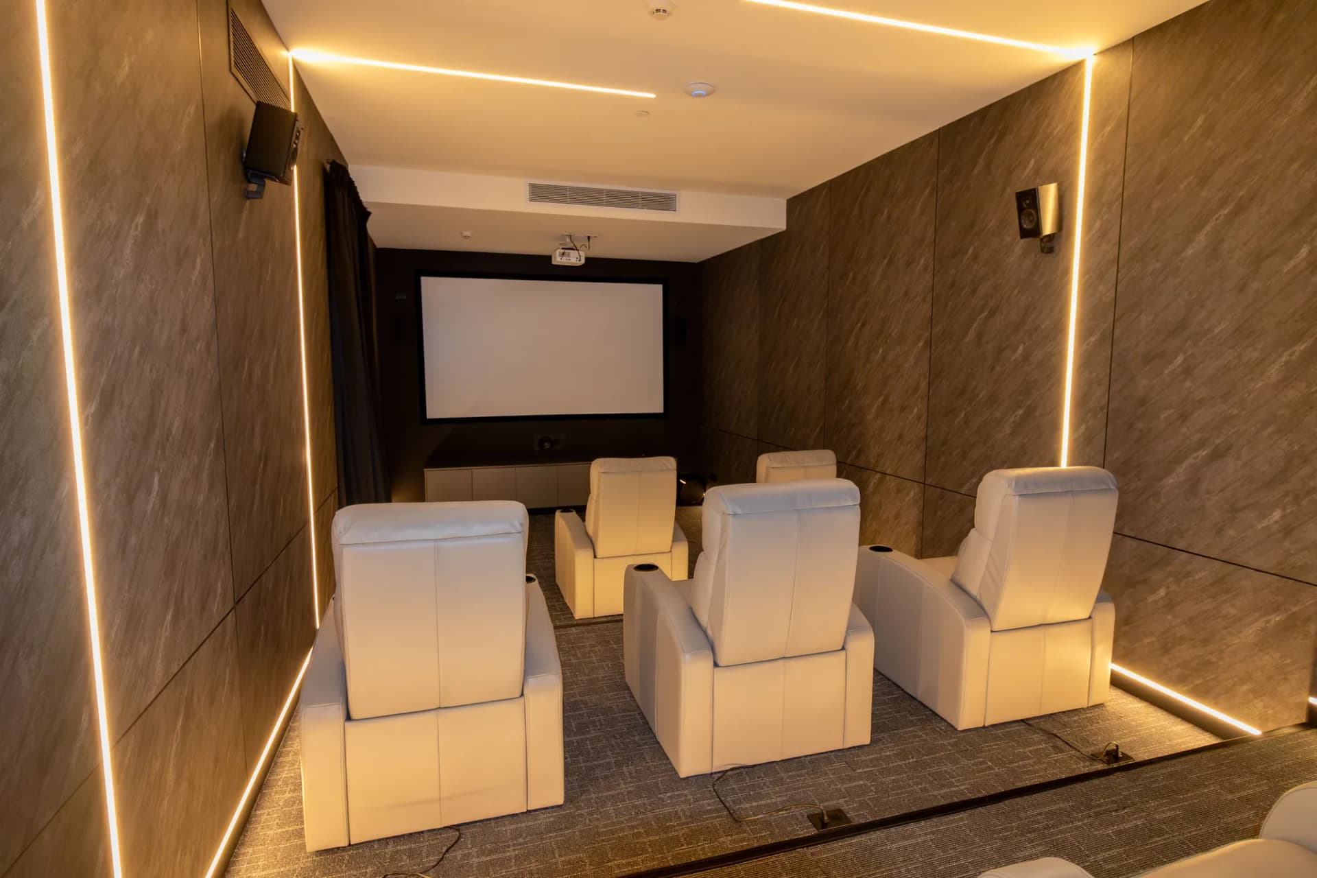 Cine privado con butacas reclinables en THE IVY