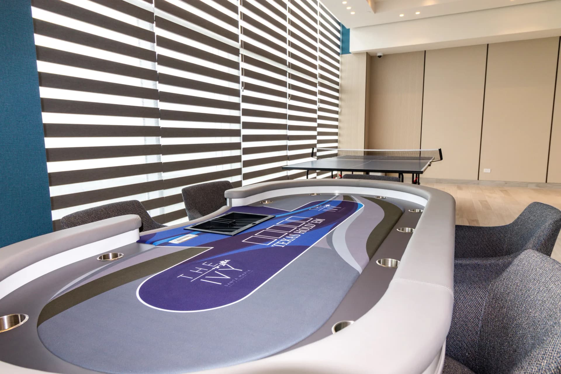 Game Lounge con mesa de poker y ping pong en THE IVY