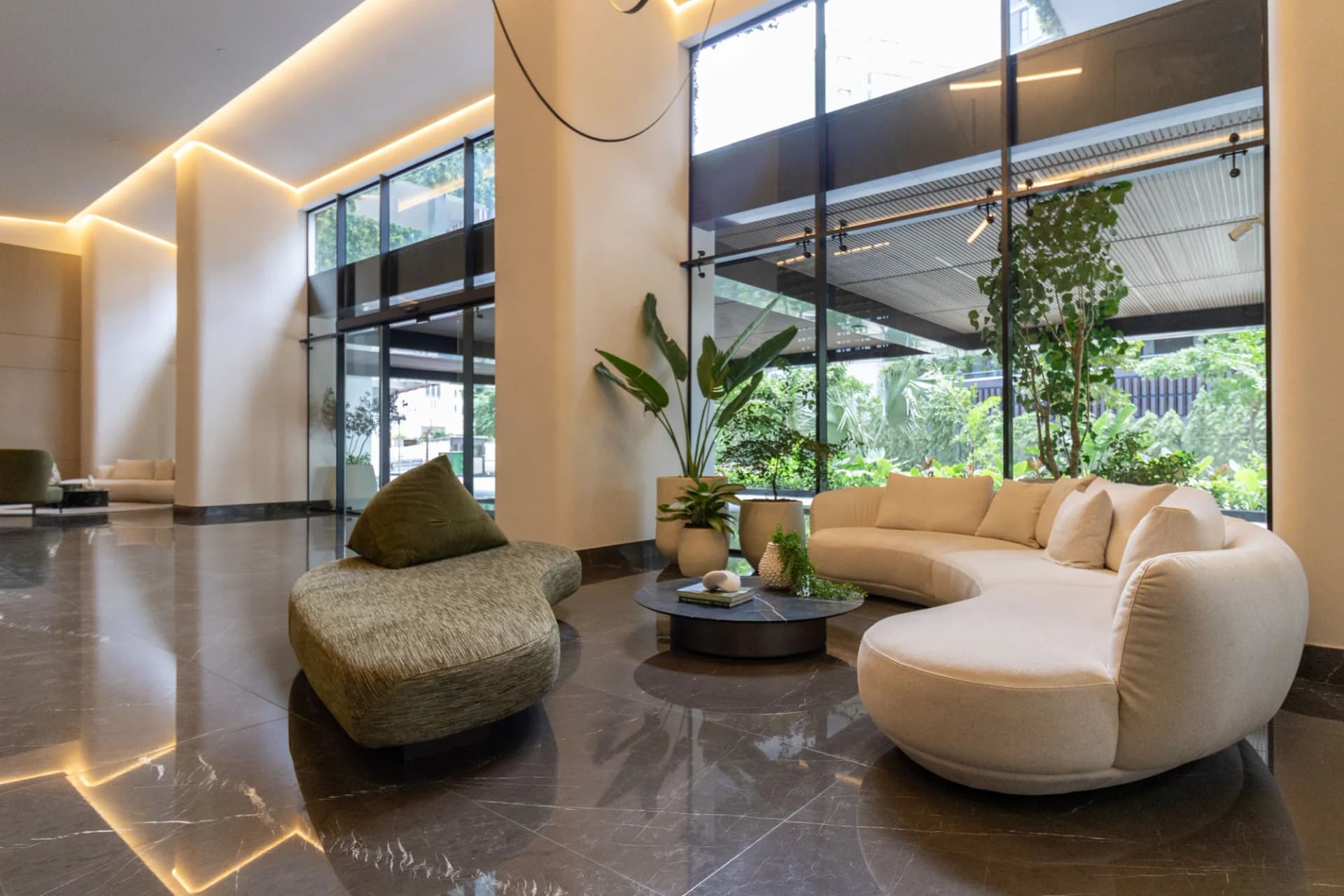 Lobby de doble altura de THE IVY