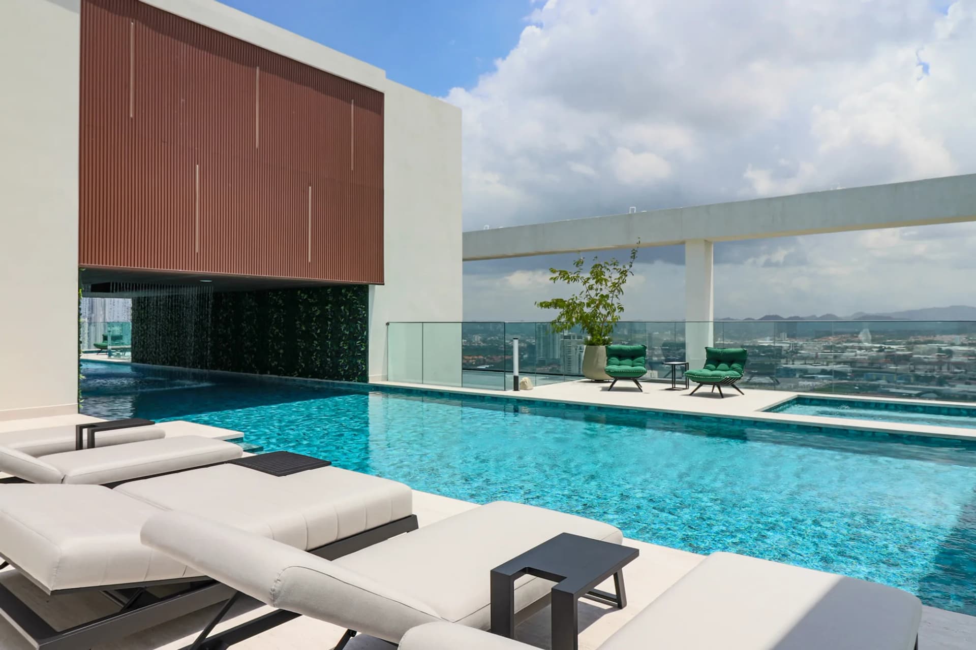 Piscina infinita en la azotea de THE IVY con vista a la ciudad